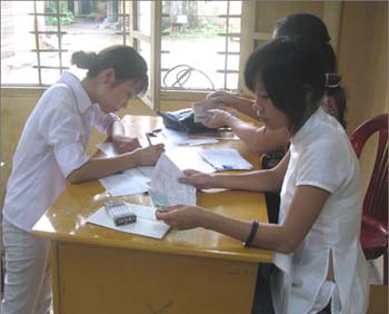 Thí sinh nộp lệ phí tại Hội đồng thi trường ĐH Văn hóa Hà Nội